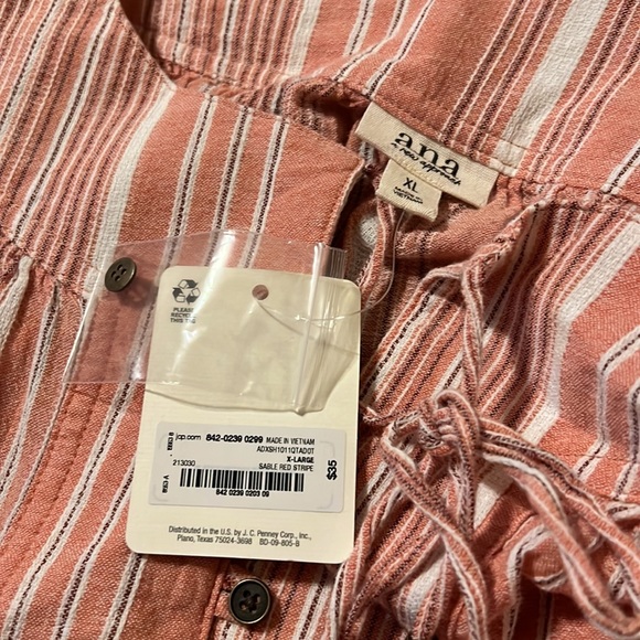 Never worn blouse. It says size XL on the tag but fits L - Picture 3 of 3